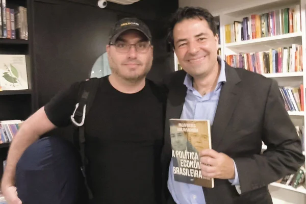 Carlos Bolsonaro é visto em livraria e surpreende clientes