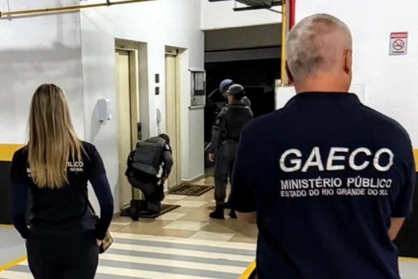 Imagem colorida mostra agentes do Gaeco durante operação do Ministério Público do Rio Grande do Sul em São Paulo - Metrópoles