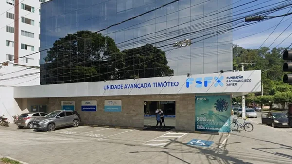 Marido flagra traição da esposa e amante quebra os pés ao tentar fugir