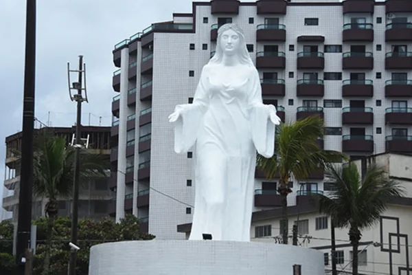 Imagem mostra estátua de Iemanjá pintada de branco - Metrópoles