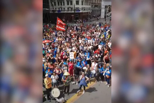 imagem colorida mostra paralisação de servidores em rua no centro de são paulo.