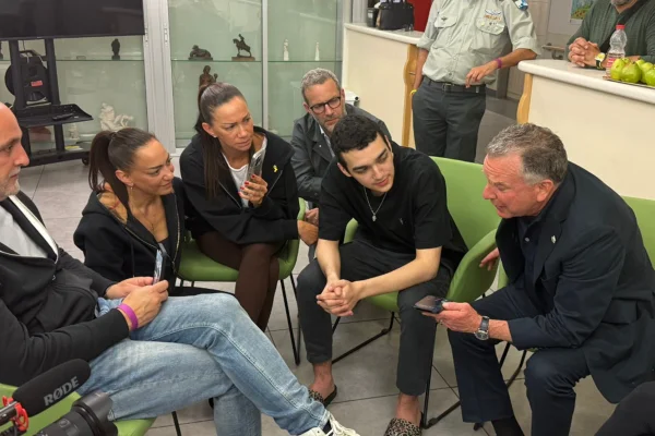 Imagem colorida de pessoas conversando sentadas