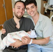 Lucas Rangel e Lucas Bley posam com Mia, sorridentes