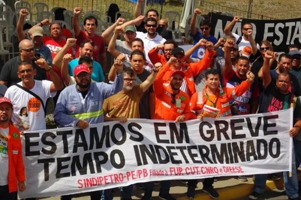 Petroleiros suspendem greve para iniciar rodada de negociação