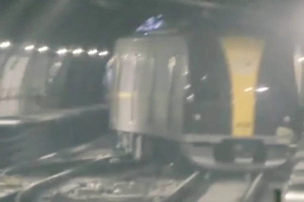 Imagem colorida mostra trem descarrilado na linha 4-Amarela do metrô. Metrópoles
