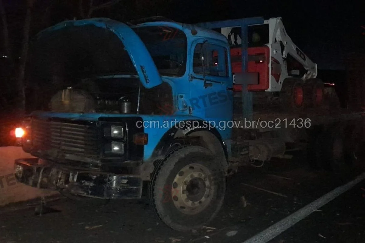 Caminhoneiro para em acostamento para ajudar colega e morre atropelado Caminhoneiro para em acostamento para ajudar colega e morre atropelado