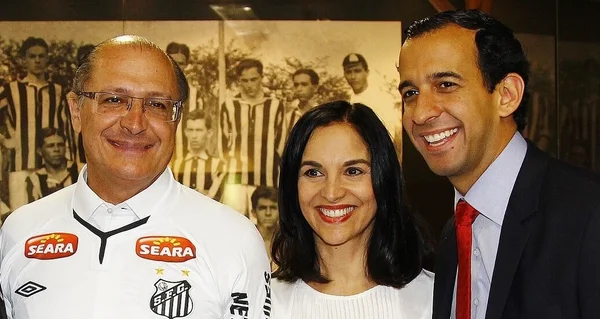 Geraldo Alckmin, então governador de São Paulo, ao lado da então primeira-dama, Lu Alckmin, e do então deputado Paulo Alexandre Barbosa