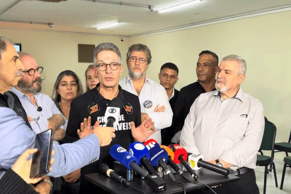 Imagem colorida do candidato à presidência Romeu Zema falando sobre o fim da taxa das blusinhas - Metrópoles