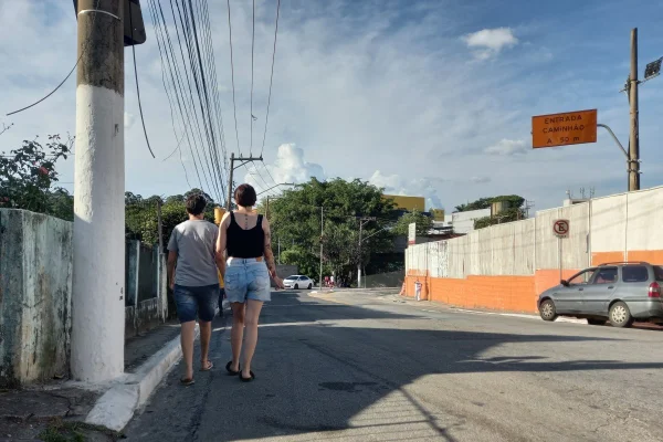 Imagem mostra calçada em São Paulo - Metrópoles