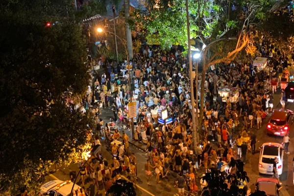 Pancadaria e bomba: bloco da Favorita termina em confusão no Rio