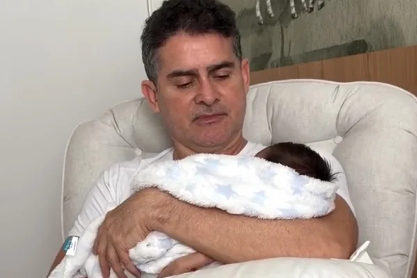 "Coração dilacerado", desabafa David Almeida, prefeito de Manaus, após morte do filho, David Benedito, de 20 dias - Metrópoles