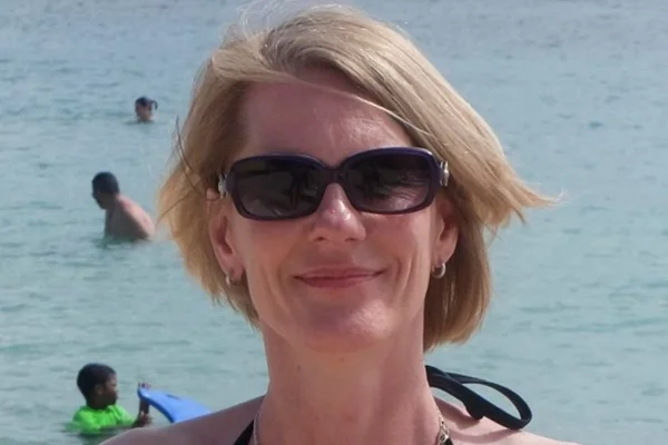 Mulher é estuprada em resort e local oferece massagem como compensação
