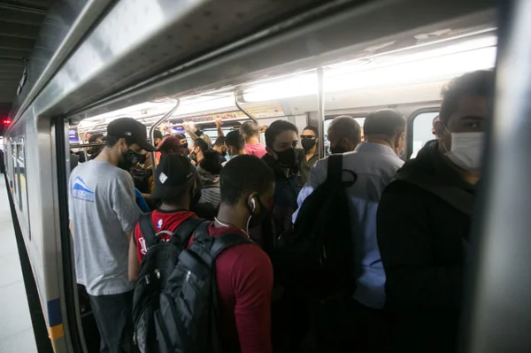 Estação de Ceilândia Centro lotada por causa da greve dos metroviários no DF