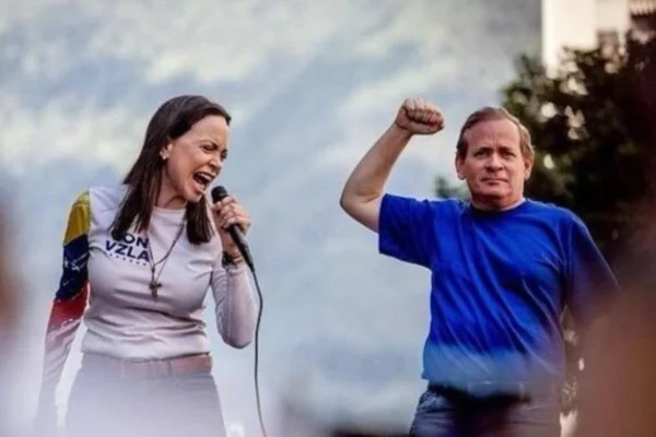 Imagem colorida de Juan Pablo Guanipa ao lado de Maria Corína