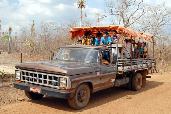 Imagem colorida do que é um pau de arara (transporte do Nordeste) - Metrópoles
