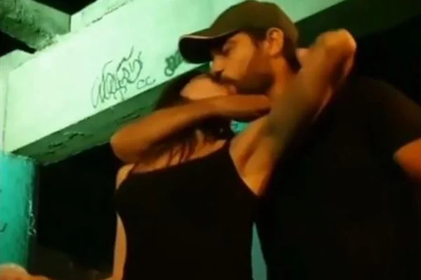 Carol Castro e Bruno Cabrerizo trocam beijaço em baile carioca