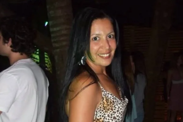 Imagem colorida de mulher sorrindo. Metrópoles
