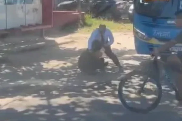Imagem colorida, RJ: motorista de ônibus e motociclista são flagrados trocando socos- Metrópoles