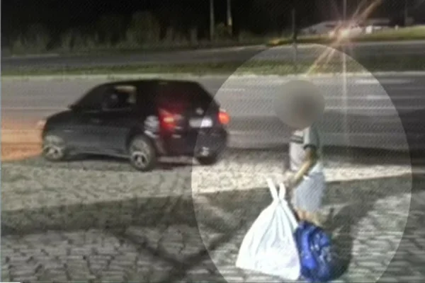 Imagem colorida de criança abandonada em beira de estrada no Ceará - Metrópoles