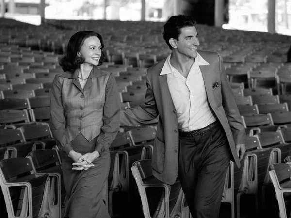 Foto em preto e branco de Carey Mulligan e Bradley Cooper no filme Maestro - Metrópoles