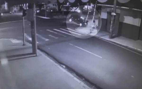 A vida por um fio: poste salva pedestre em batida de carro. Vídeo