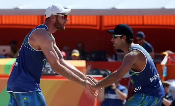 Alison e brasiliense Bruno Schmidt vencem canadenses no vôlei de praia