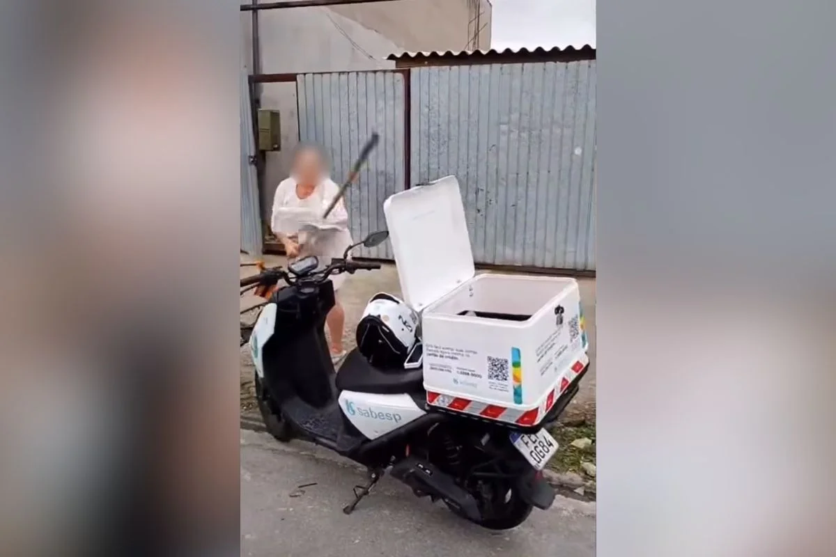 Imagem colorida mostra momento em que mulher depreda moto da Sabesp. Metrópoles