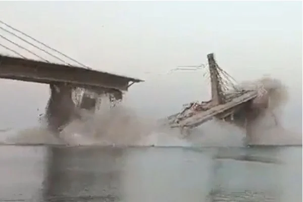 ponte desaba rio ganges india - Metrópoles