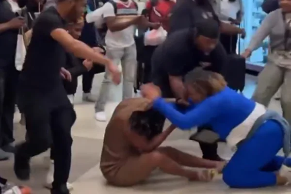 Mulheres quebram o pau em aeroporto dos EUA e imagens viralizam