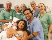 Andressa Ferreira e Thammy posam com a equipe do hospital Andressa Ferreira e Thammy posam com a equipe do hospital