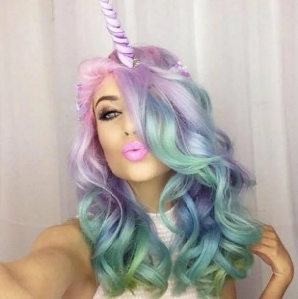 Criatividade na peruca! Depois de sereias, unicórnios viram tendência e inspiram novo penteado