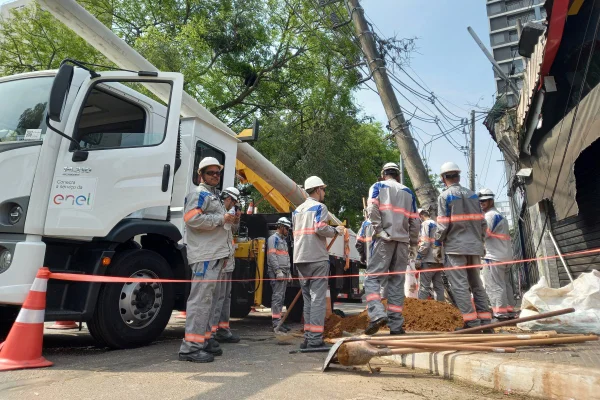 Imagem mostra trabalhadores e troca de poste - Metrópoles