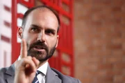 Eduardo Bolsonaro criticou petista que chamou operação contra o Comando Vermelho de "chacina"