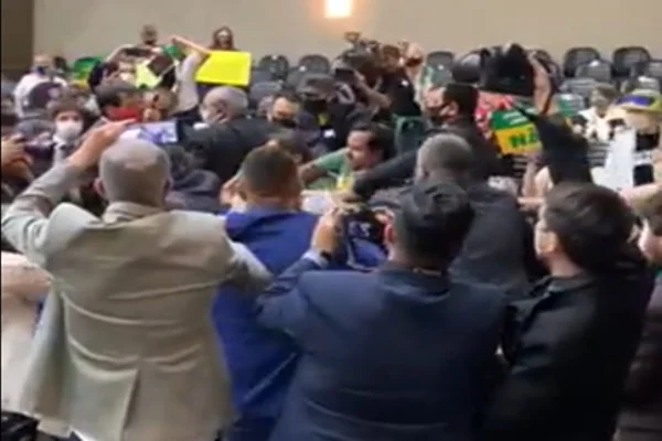 Pressão contra passaporte da vacina provoca briga generalizada no RS. Veja