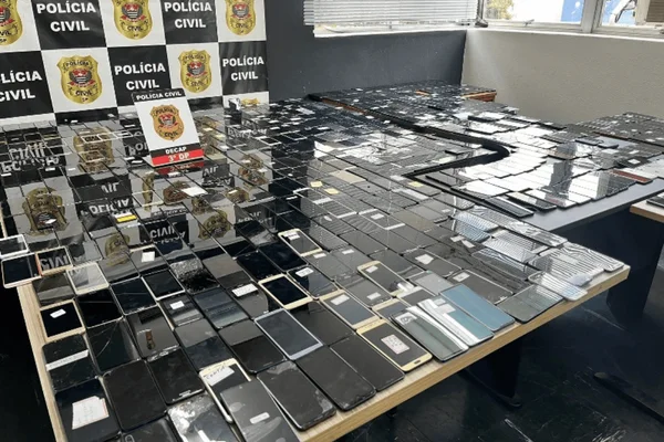 Imagem colorida de celulares recuperados pela polícia após programa de notificações - Metrópoles