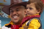 DJ Buarque e Kaleb posam durante comemoração dos 2 anos do menino DJ Buarque e Kaleb posam durante comemoração dos 2 anos do menino