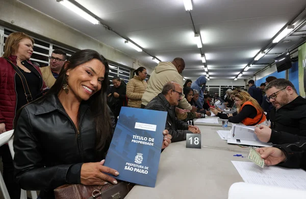 Escritura na Mão: 628 famílias recebem documento de posse de imóveis