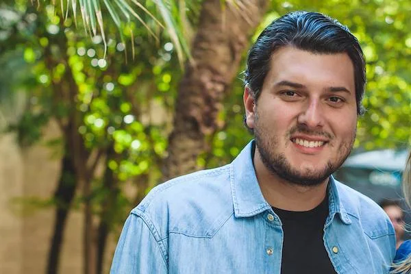 Fotografia colorida de homem sorrindo