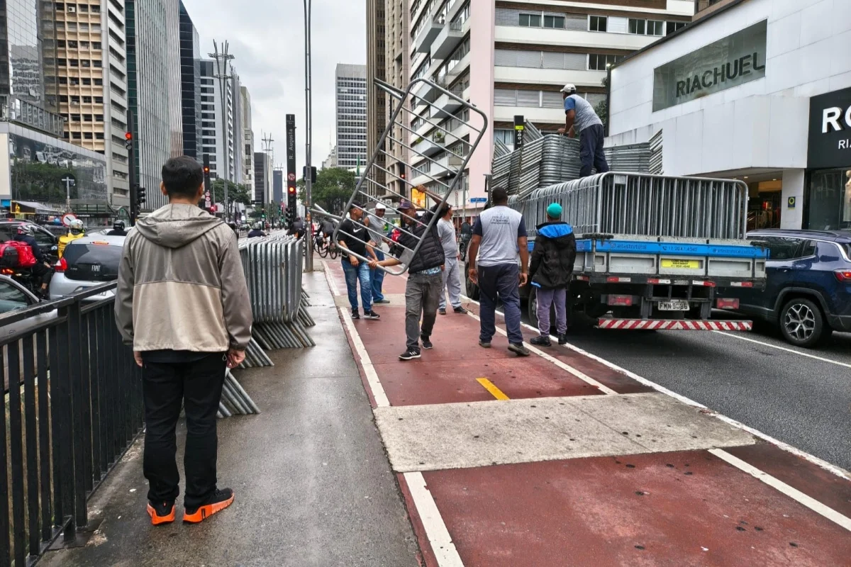 Tapumes usados em estações de metrô na Avenida Paulista Tapumes usados em estações de metrô na Avenida Paulista