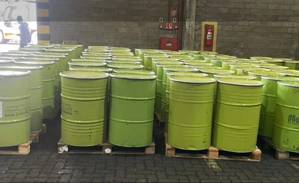 Polícia encontra 300 kg de cocaína dentro de tonéis de suco em Santos
