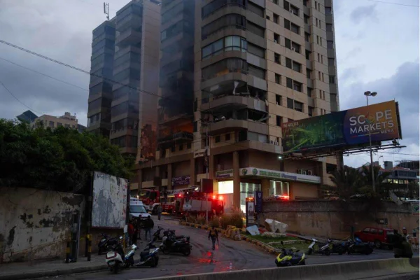 Ondas de fumaça saem de um prédio de apartamentos que foi atingido por um ataque aéreo israelense em Beirute, no Líbano.