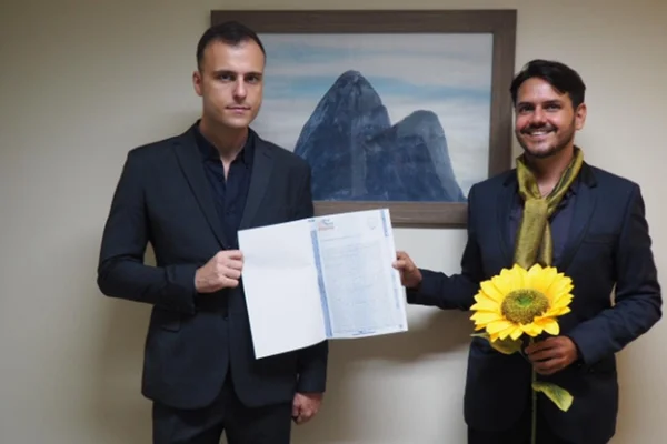 Casal gay casa por meio de cartório virtual pela 1ª vez no Brasil