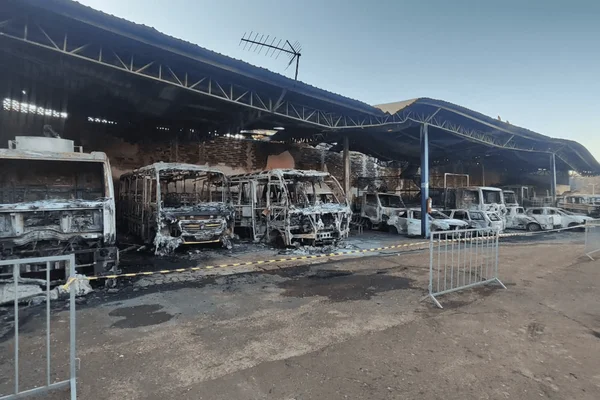 Trabiju: incêndio em garagem de prefeitura deixou prejuízo milionário - destaque galeria Trabiju: incêndio em garagem de prefeitura deixou prejuízo milionário - destaque galeria