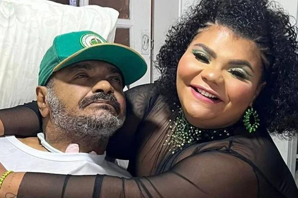 Foto colorida de Arlindo Cruz e a filha, Flora Cruz - Metrópoles