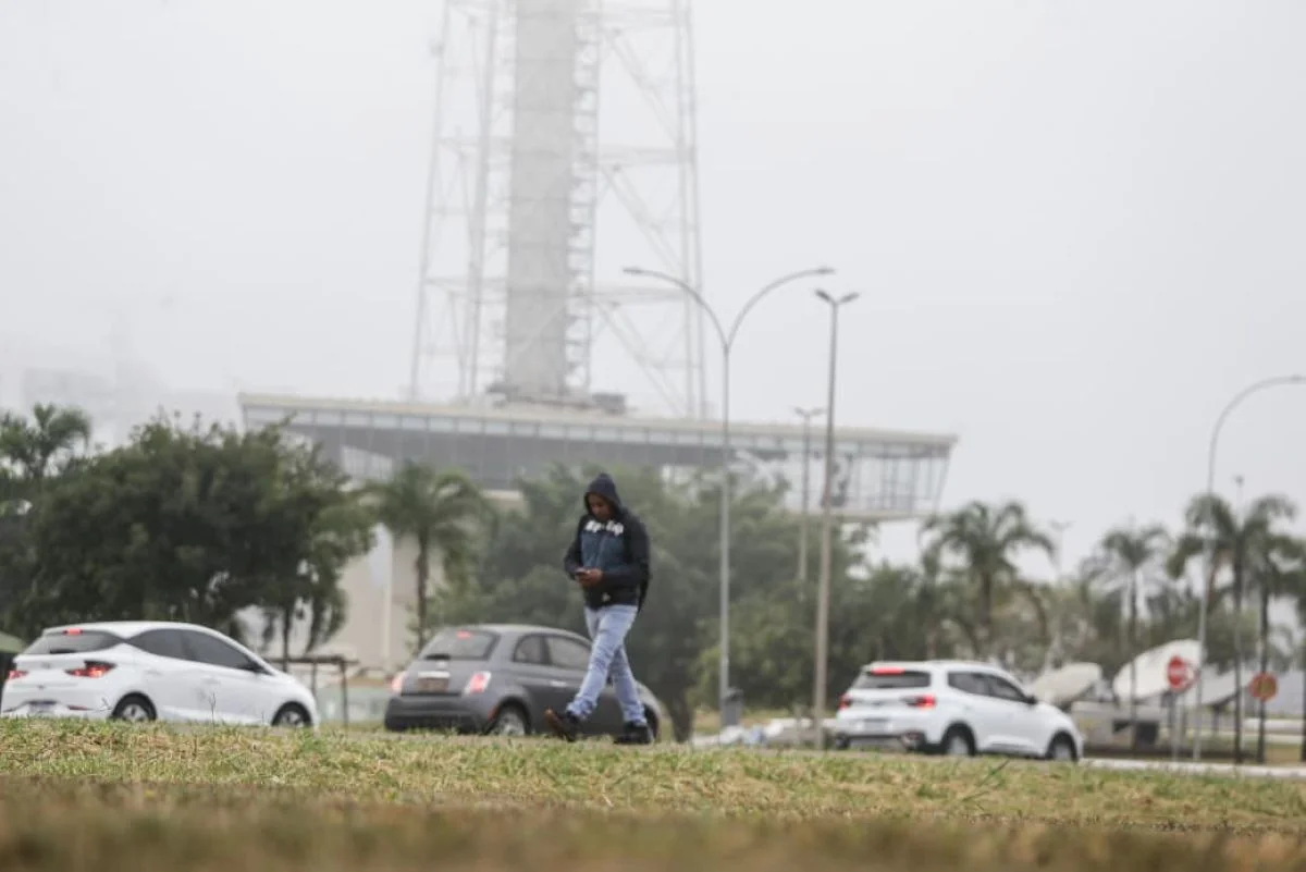 O céu de Brasília amanheceu tomado por uma forte neblina O céu de Brasília amanheceu tomado por uma forte neblina