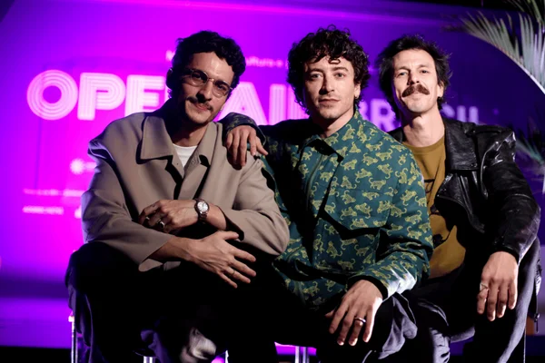 Foto com cor. Jesuíta Barbosa, Jullio Reis e Esmir Filho no Open Air - Metrópoles