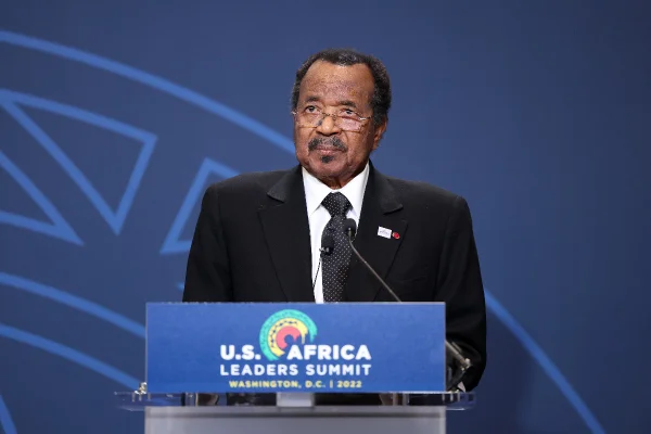 Foto colorida do presidente de Camarões, Paul Biya
