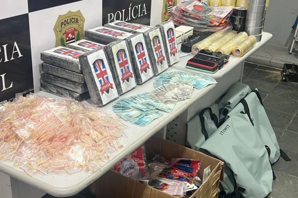 Imagem colorida mostra apreensão de drogas no litoral paulista. Metrópopoles