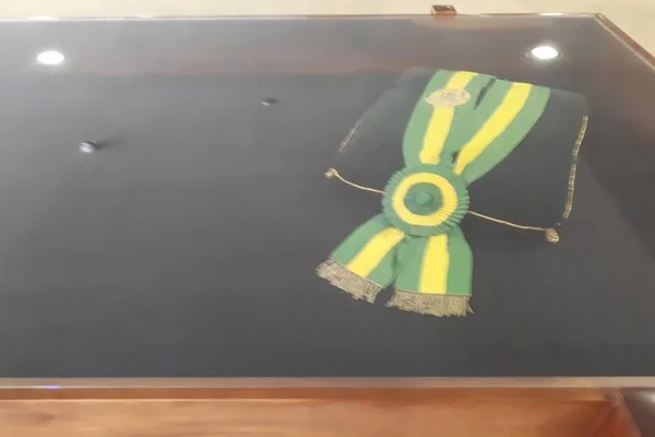 Mesa-vitrine estraçalhada por terroristas expôs a faixa presidencial