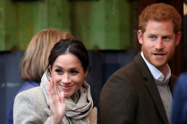 Após críticas, Meghan Markle usa casaco de R$ 190 em evento real